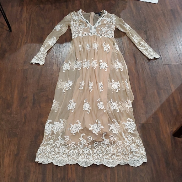 Forever 21 Dresses & Skirts - Forever 21 Beige and White Floral Lace Long Sleeve Dress